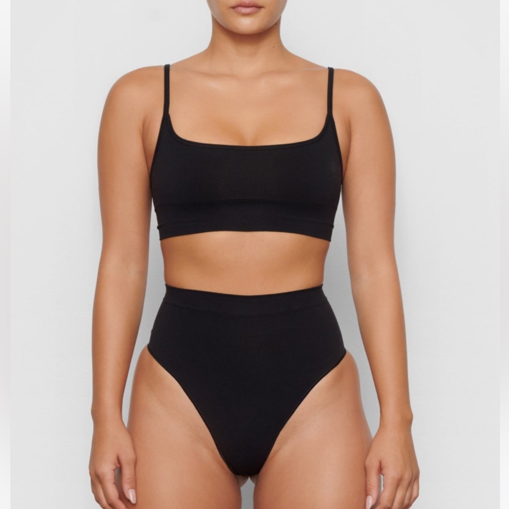 SKIMS- seamless sculpt mid waist thong size S/M, color Onyx